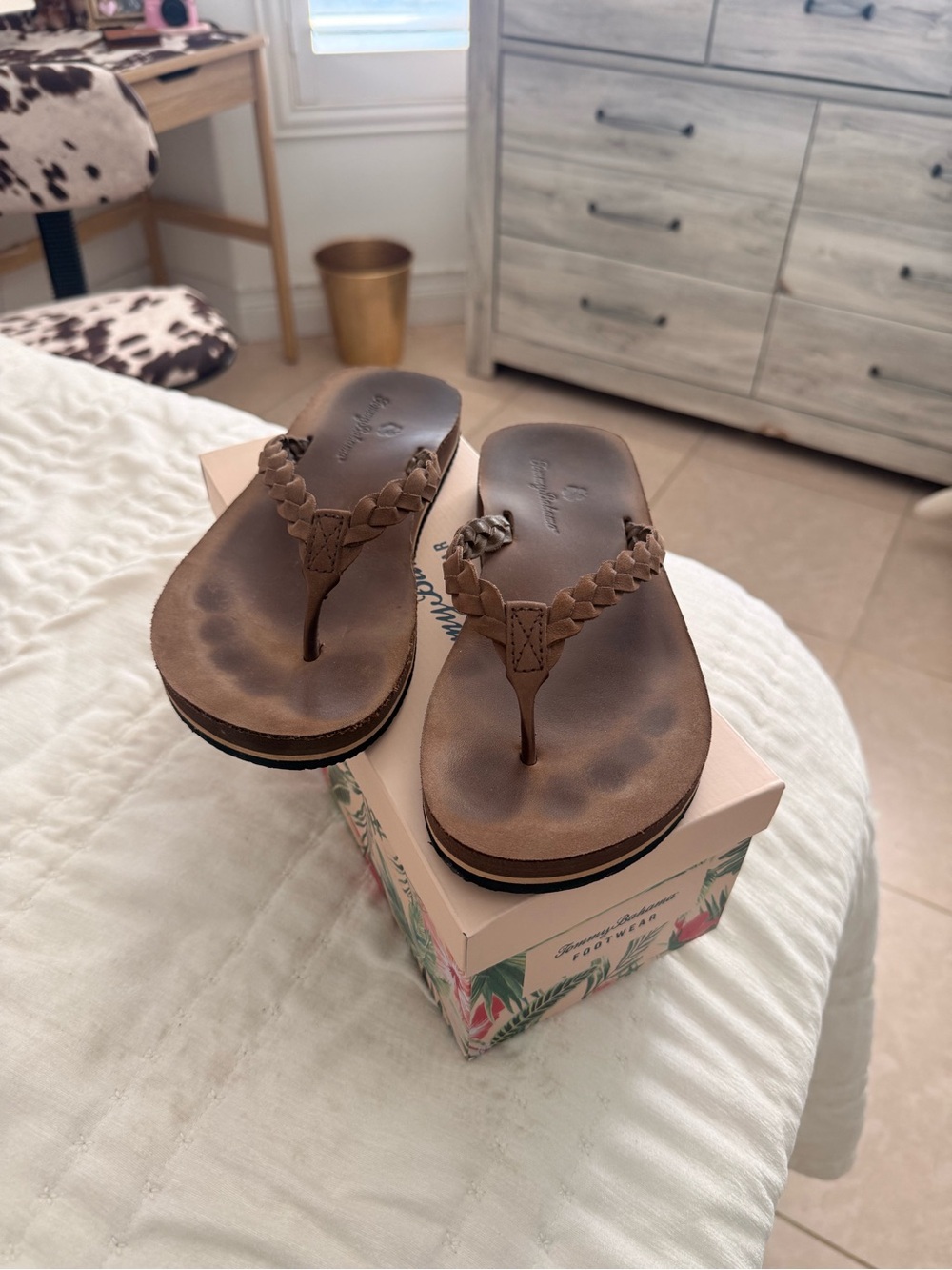 Tommy Bahama flip flops Used